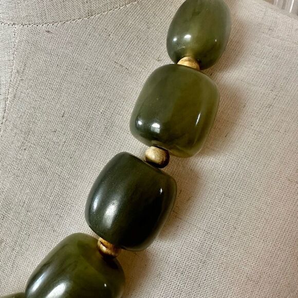 Green chunky beaded statement necklace - Picture 2 of 11